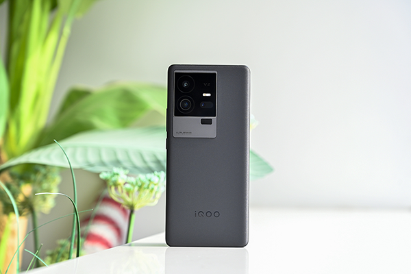 vivo iQOO 11 Pro有单独的长焦镜头吗