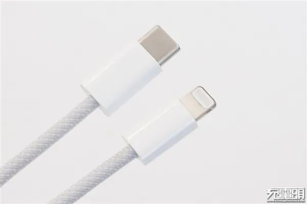 iPhone12 标配充电线曝光，终于换了！