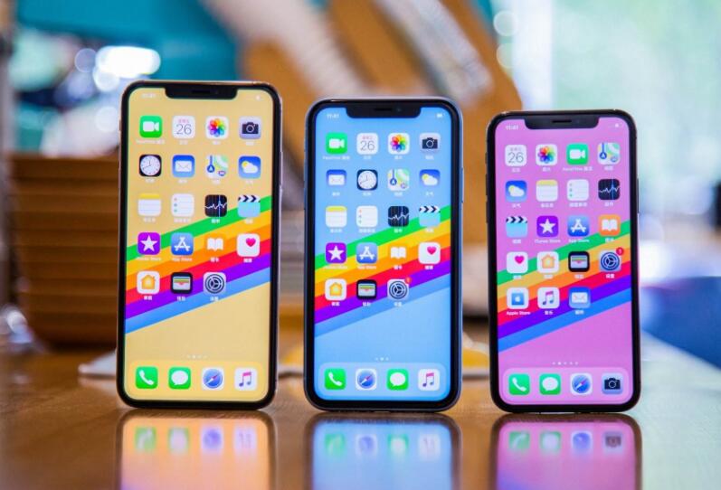 为什么用 iPhone XR 玩游戏时屏幕会自动变暗？