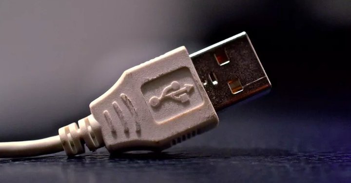 为什么 iPhone 数据线的 USB 接口不能正反插？