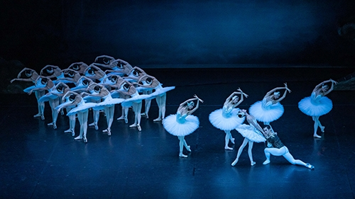 《绝对演绎》新芭蕾风顶奢上线诠释经典黑白天鹅